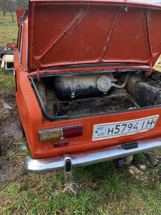 Заводиться і їде