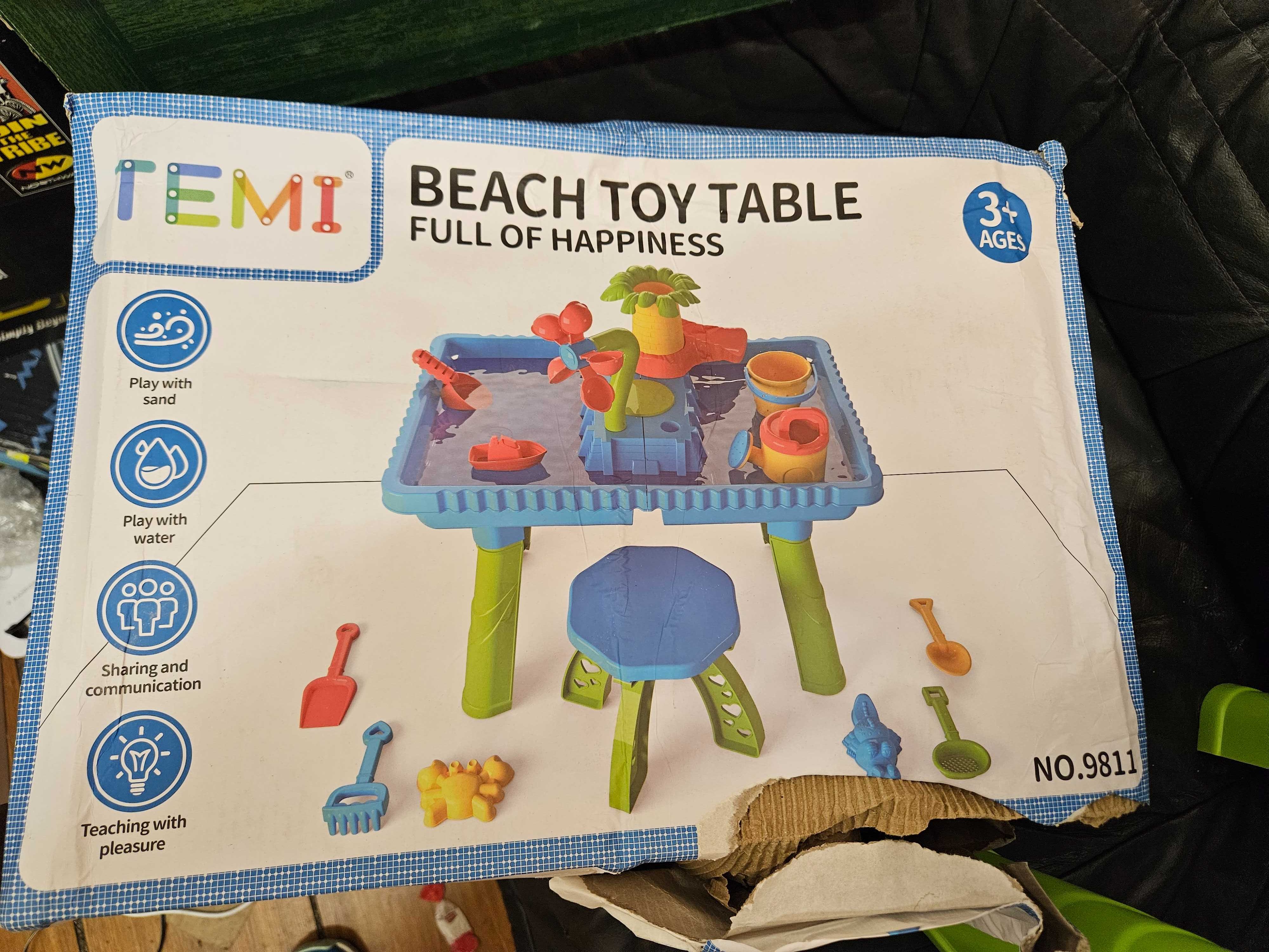 Stoliczek piaskowica z zabawkami i krzesełkiem
