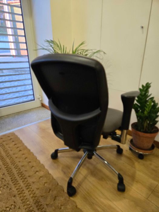 tenho para venda cadeira de escritório quase nova nunca teve uso