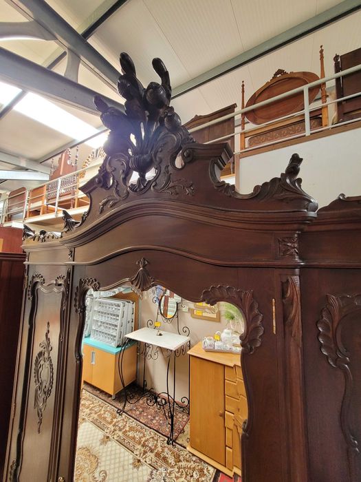 Imponente roupeiro antigo em madeira maciça - Muito b