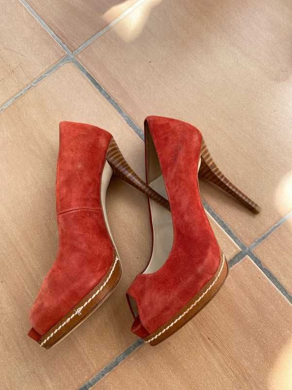 Sapato de salto alto vermelho