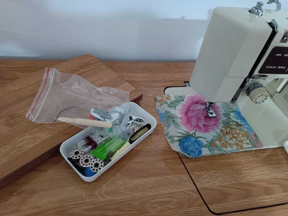 Máquina de Costura OLIVA com Móvel