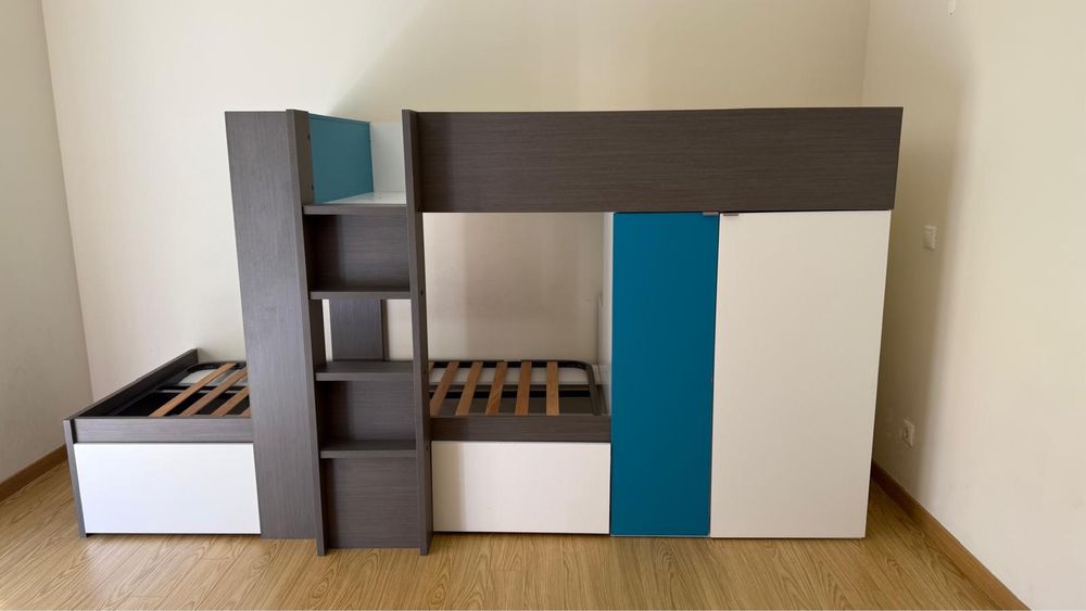 Cama beliche com gavetas e roupeiro em ótimo estado