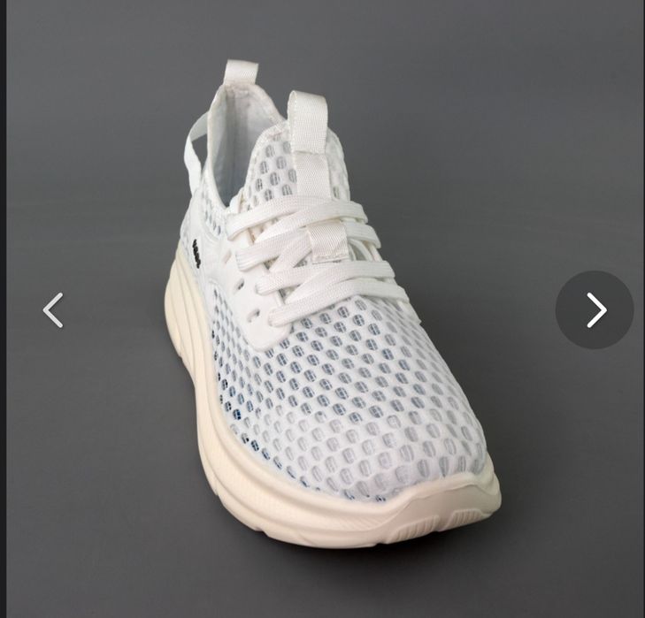 Білі літні кросівки