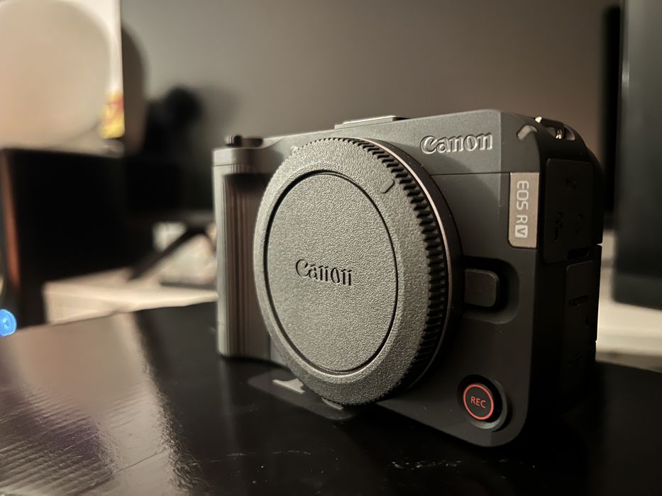 Canon EOS R50 V como nova + 2 baterias originais