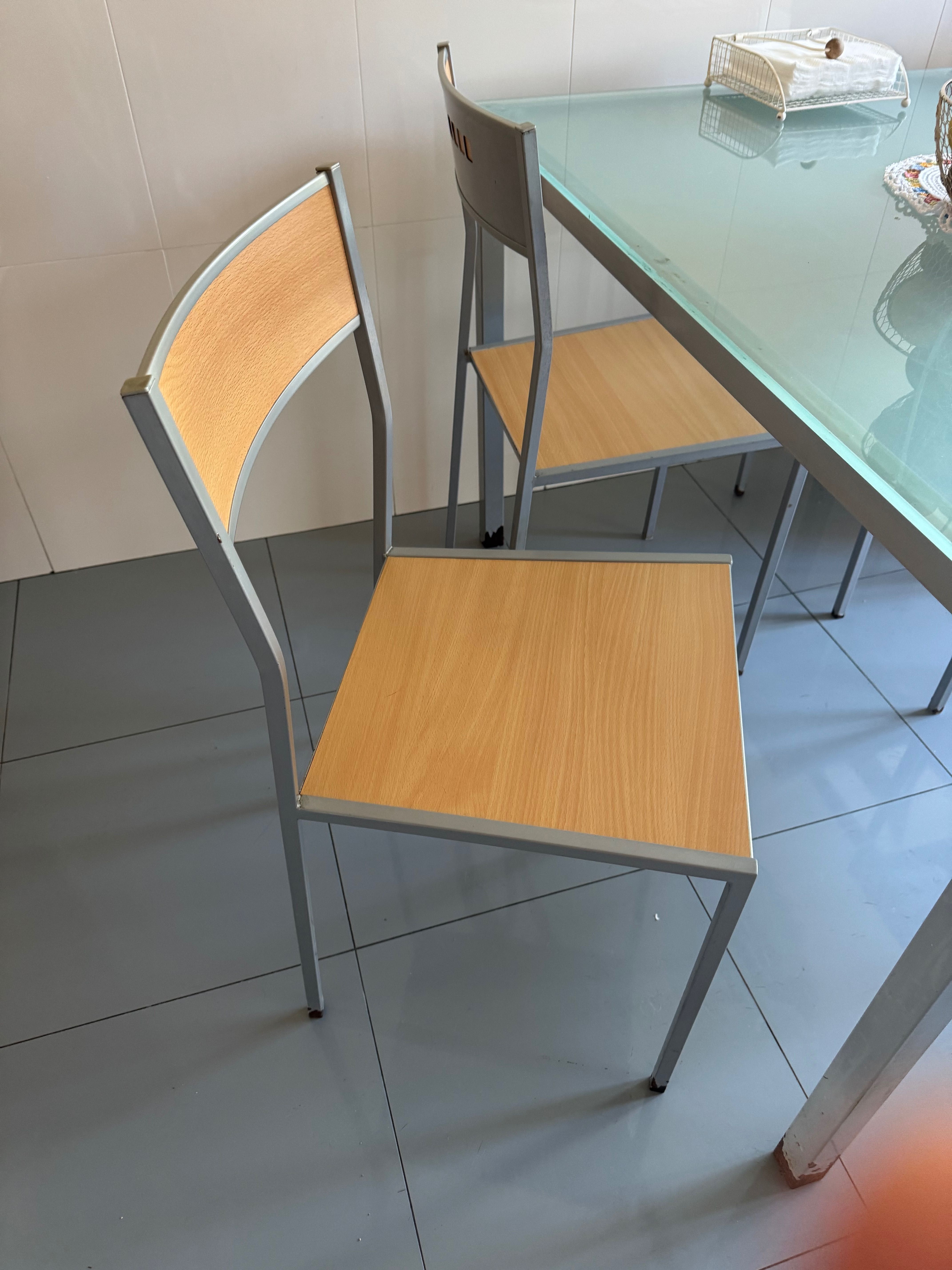 Vendo mesa e cadeiras