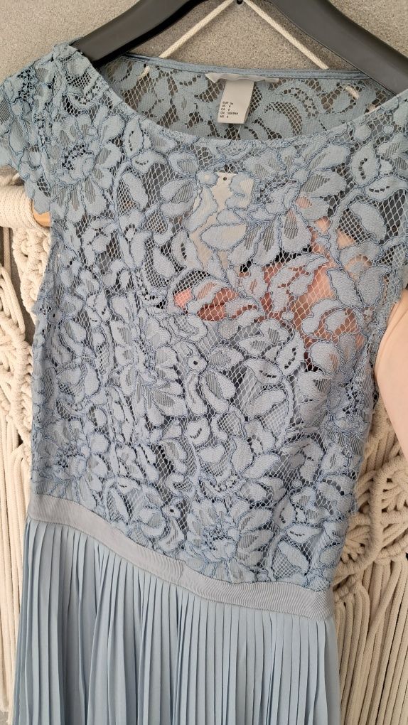 H&M długa jasnoniebieska sukienka z koronką S/36 plisowany dół