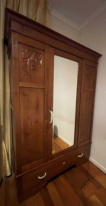 Guarda-fato antigo restaurado madeirense