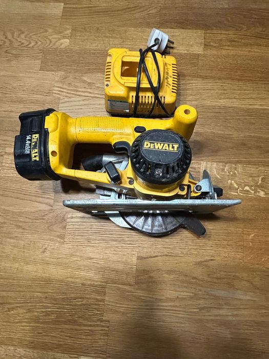 Pilarka tarczowa DeWALT  DW935