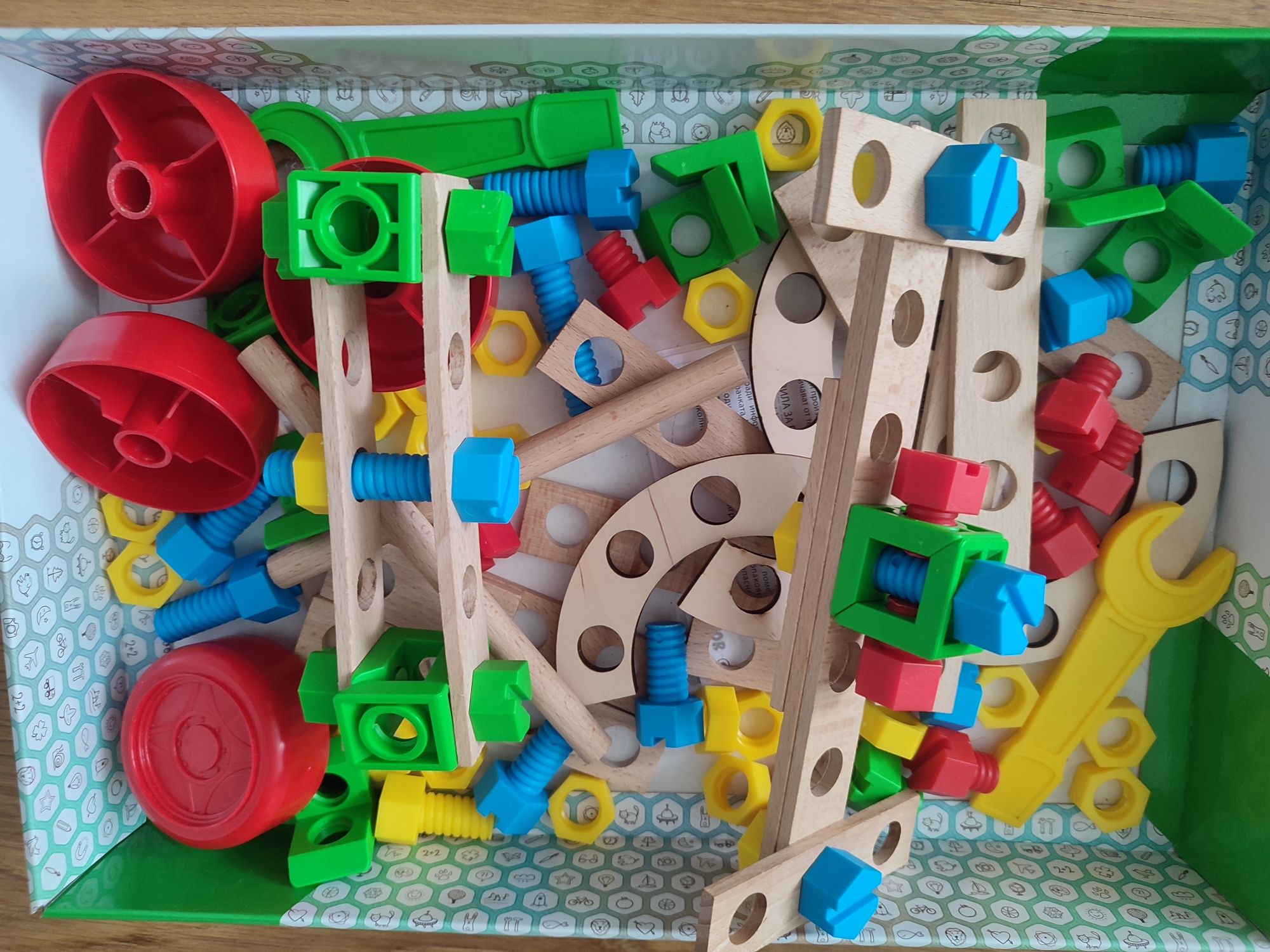 Klocki konstrukcyjne drewniane i plastikowe
