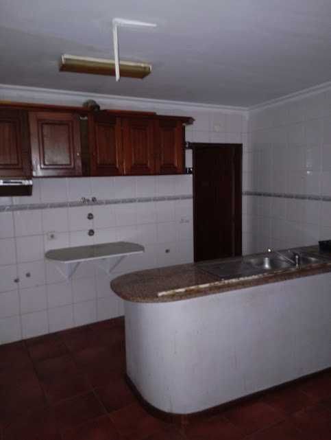 Casinha em Banda na zona histórica - T2 + Loja comercial