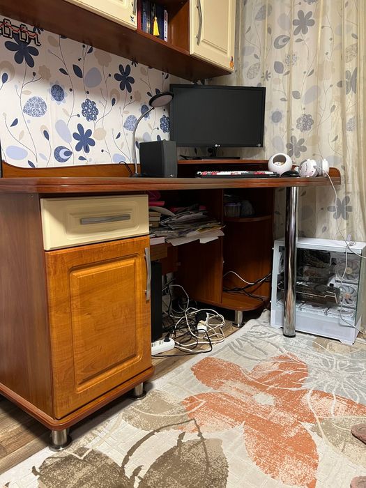 Комп'ютерний стіл з тумбою