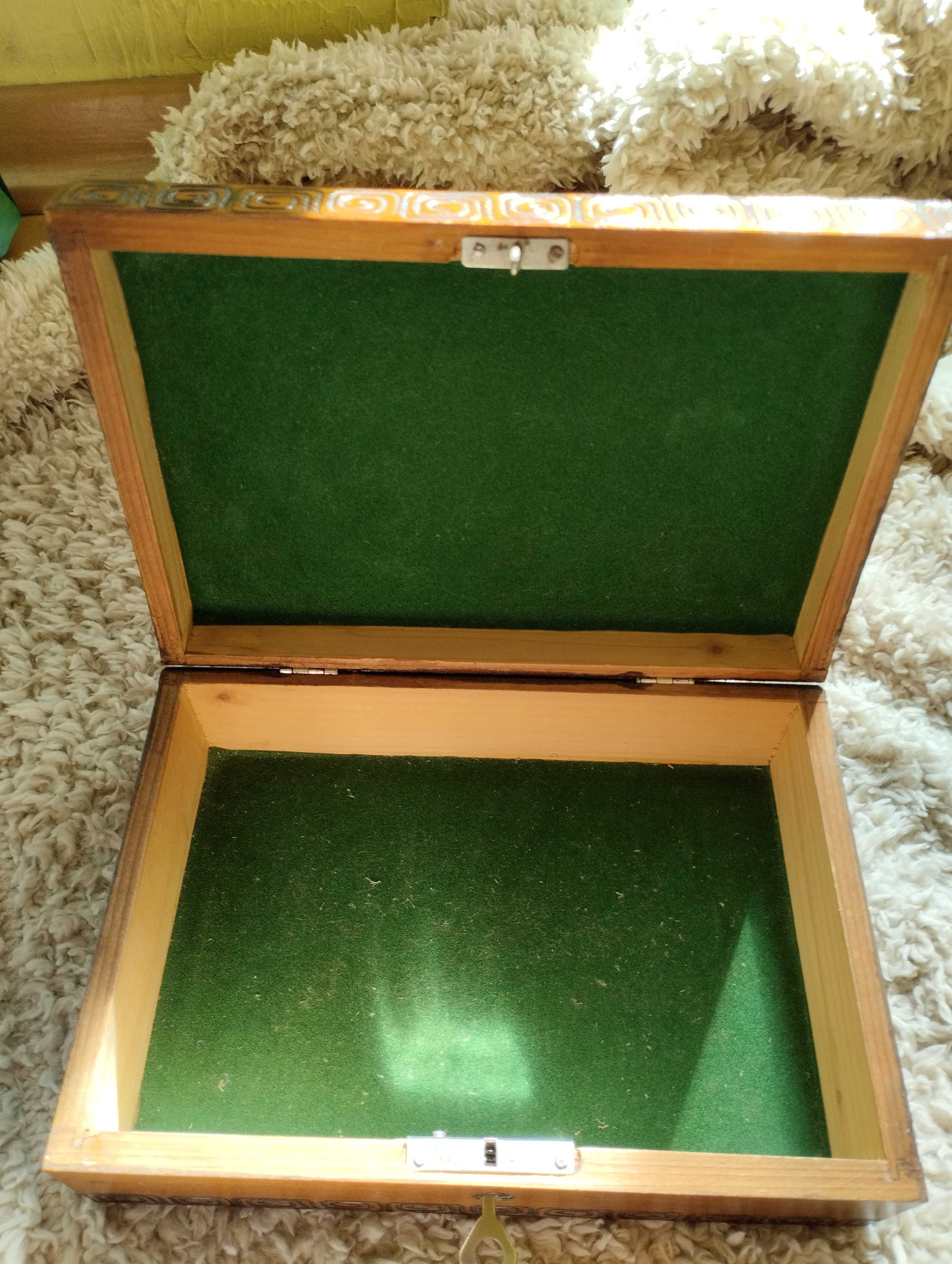 Stare drewniane pudełko