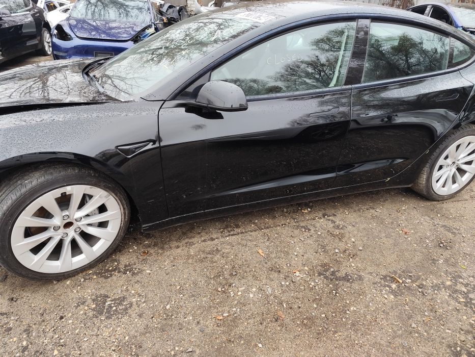 Двері в колір ідеал на Tesla model 3 Tesla model Y маю різні кольори