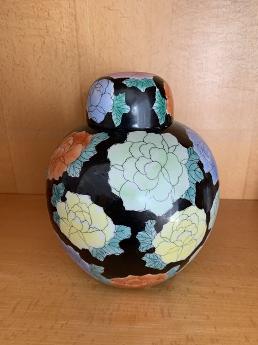 Pote de louça com suporte.