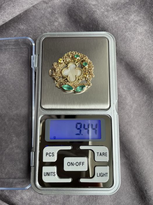 Набор золотые четырехлистники изумруды сапфиры