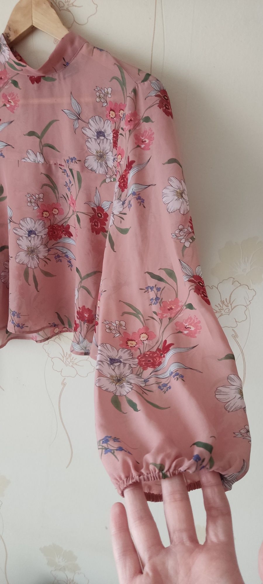 Różowa elegancka bluzka mgiełka w kwiatki w kwiaty ginatricot r. 38