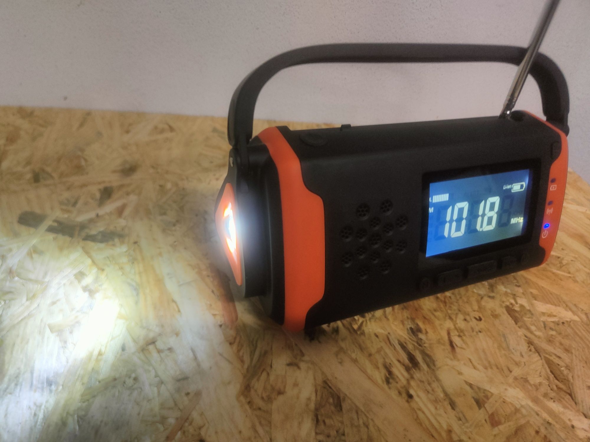 Radio FM biwakowe, survival, powerbank, latarka LED,panel solarny