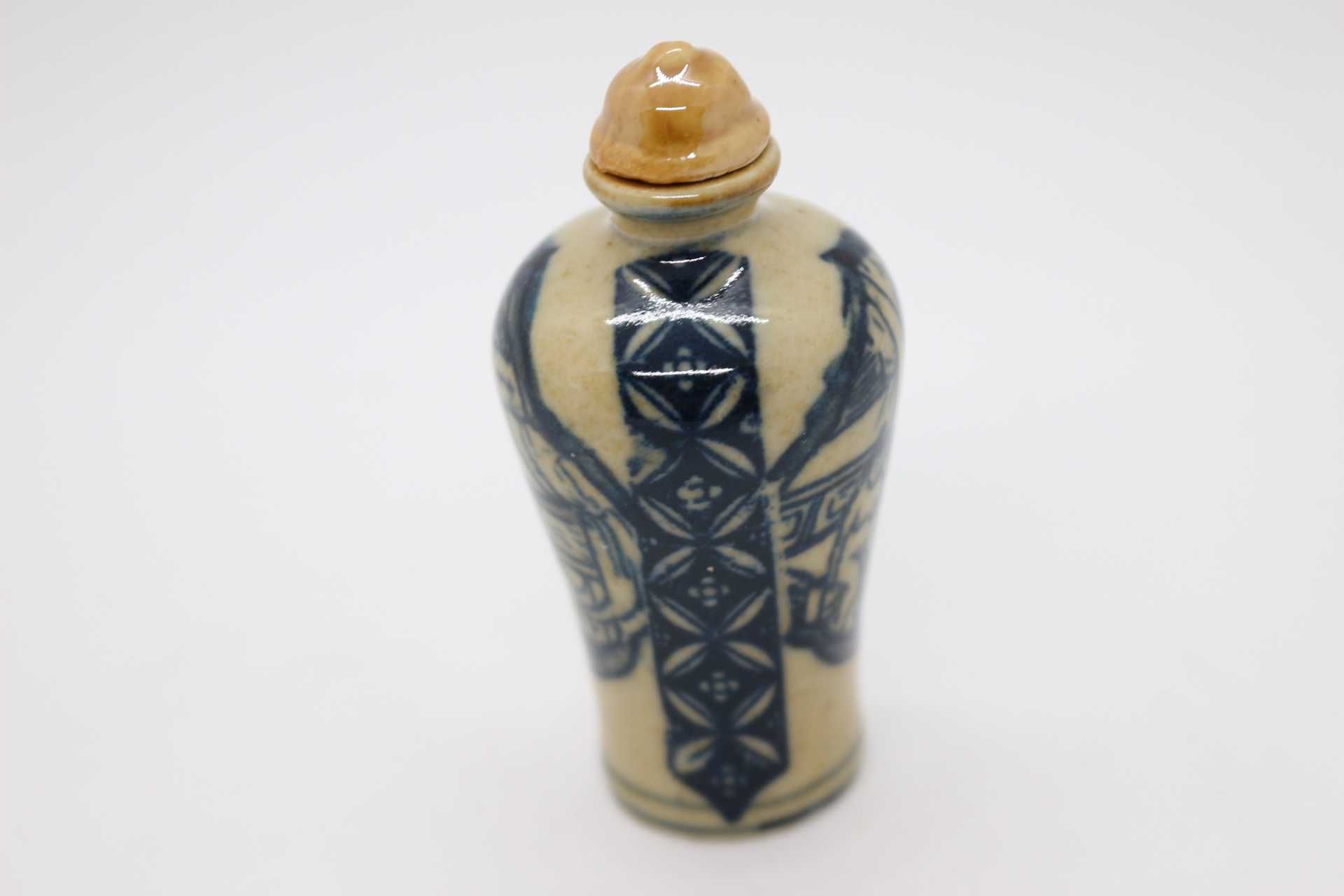 Snuff Bottle em Porcelana Chinesa Cenas Eróticas XIX Marcada