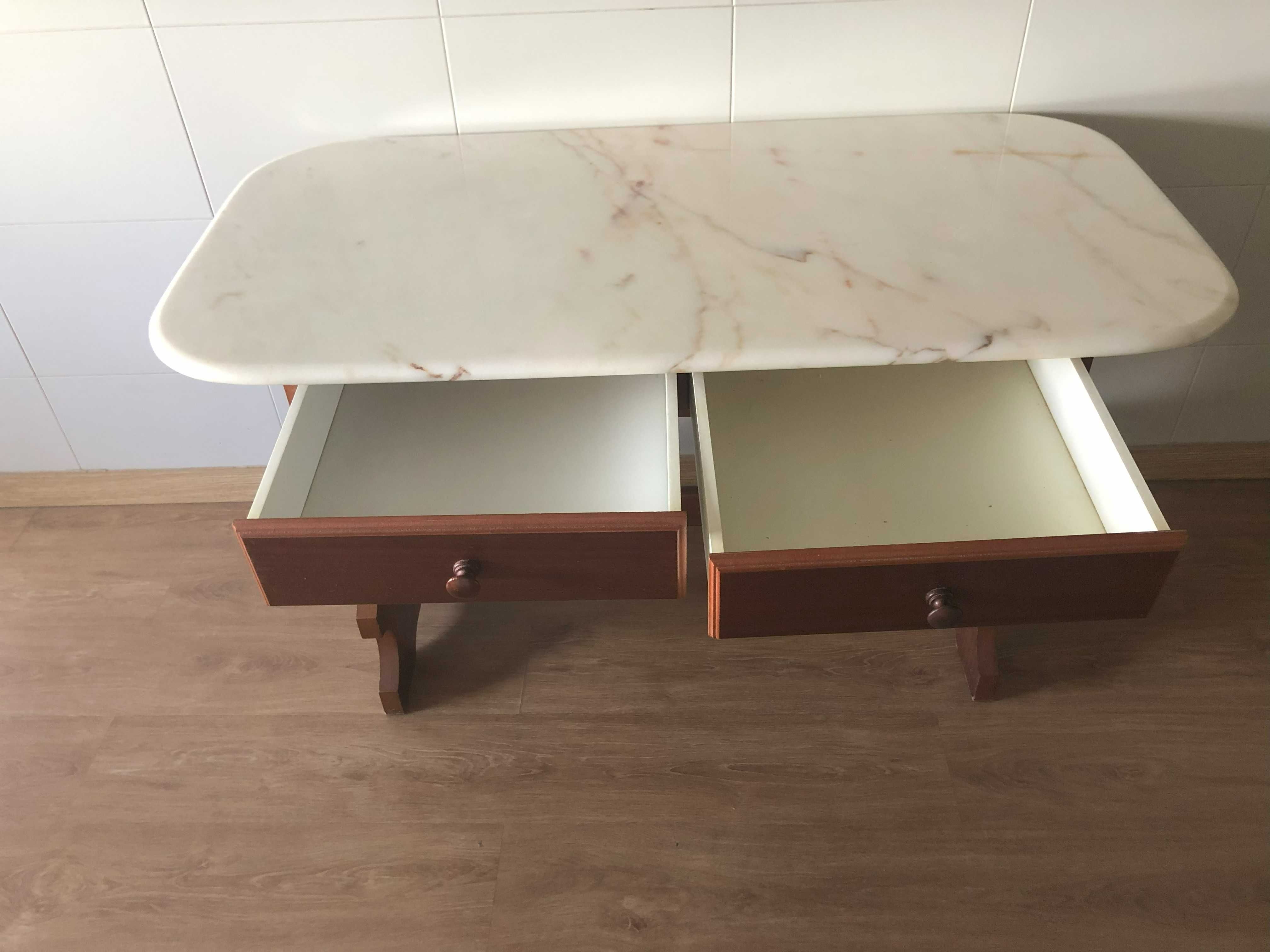 Vendo mesa de jantar e 4 bancos