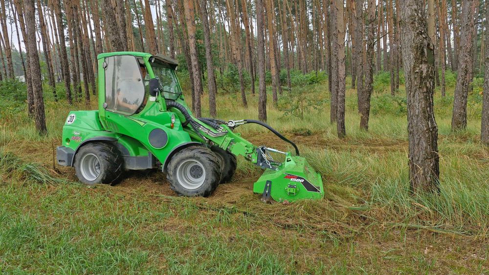 Karczowanie terenu Wyrywnie korzeni Koszenie nieużytkówUsługi rębakiem