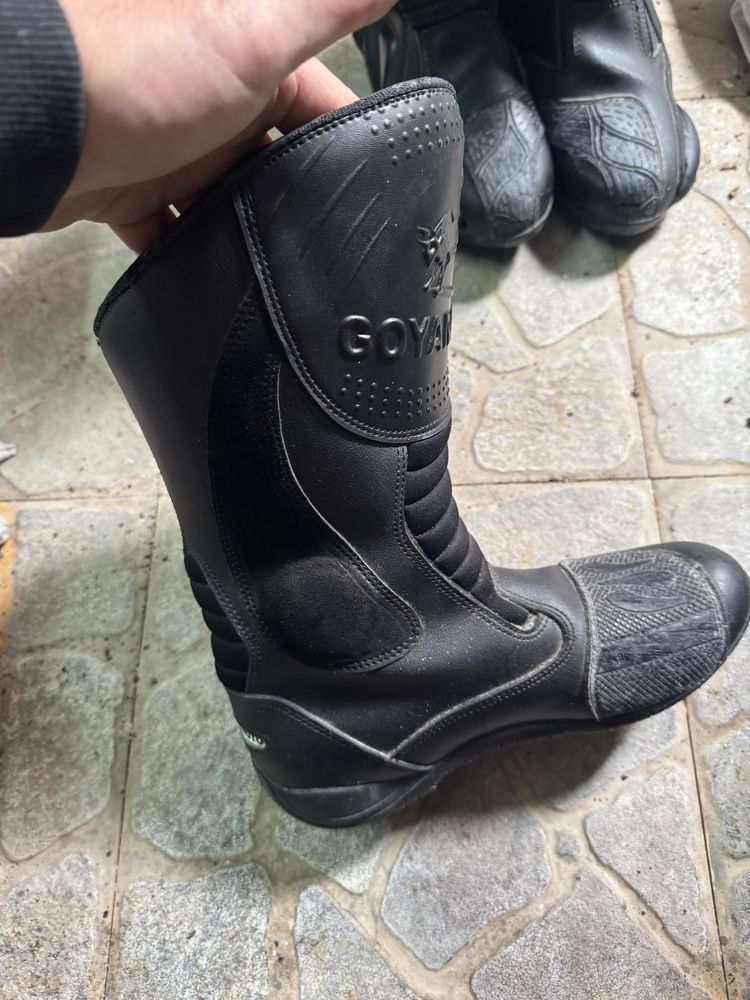 Casaco e dois pares de botas