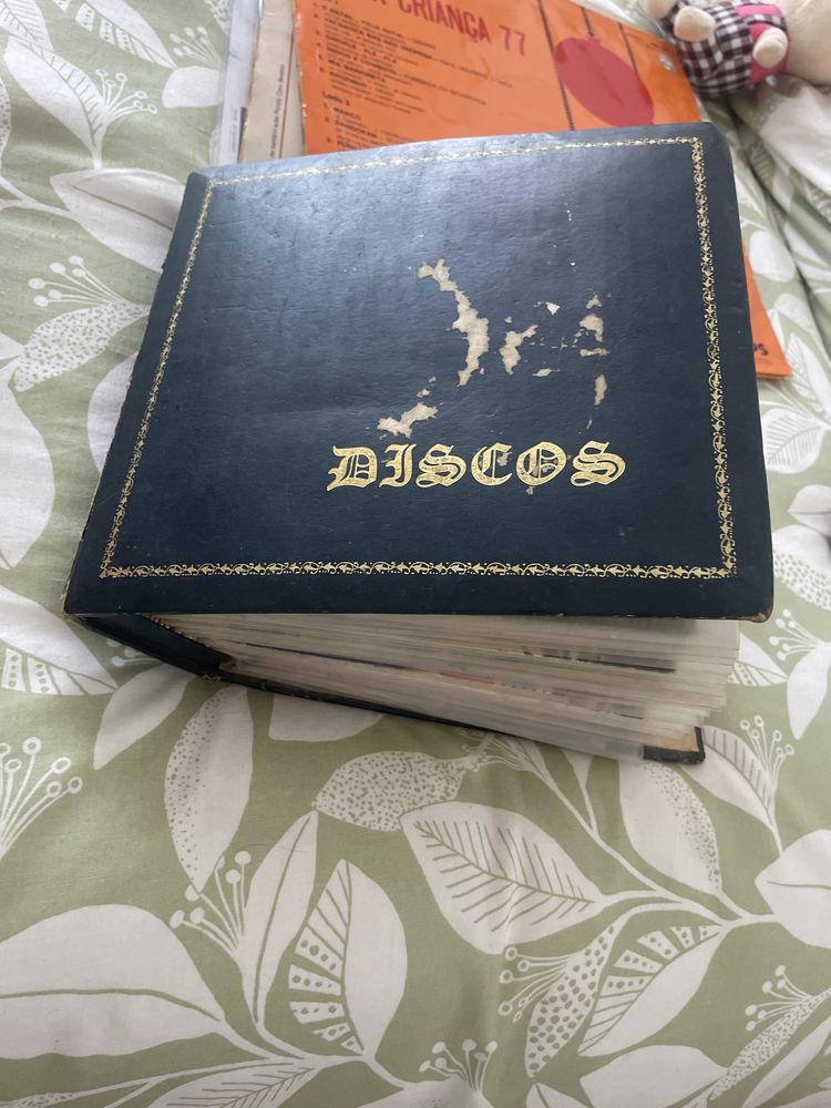 Album com varios discos 1940/1970 de musicas/filmes antigas