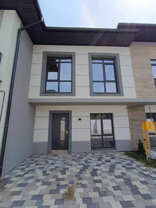 Продаж зданого Таунхауса, краща локація в Крихівцях