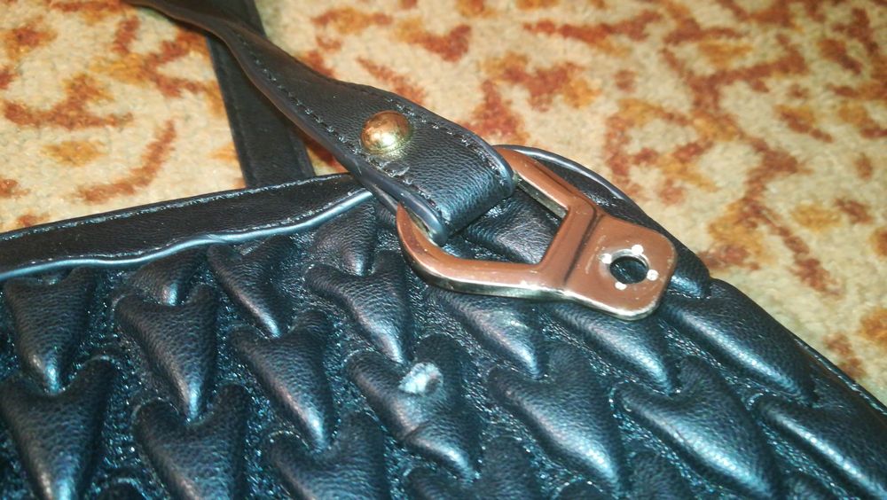 Damska torebka monnari czarna z futerkiem z DEFEKTEM