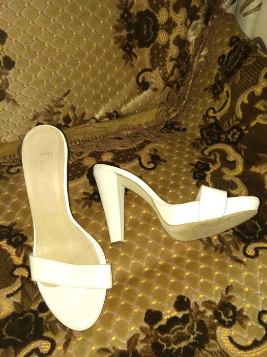 Білі шльопанці жіночі