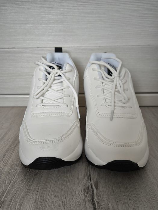 Продам жіночі кросівки, снікерси, кеди