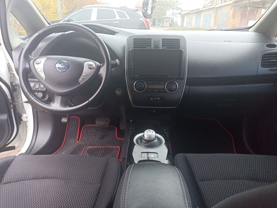 Продам Nissan leaf.