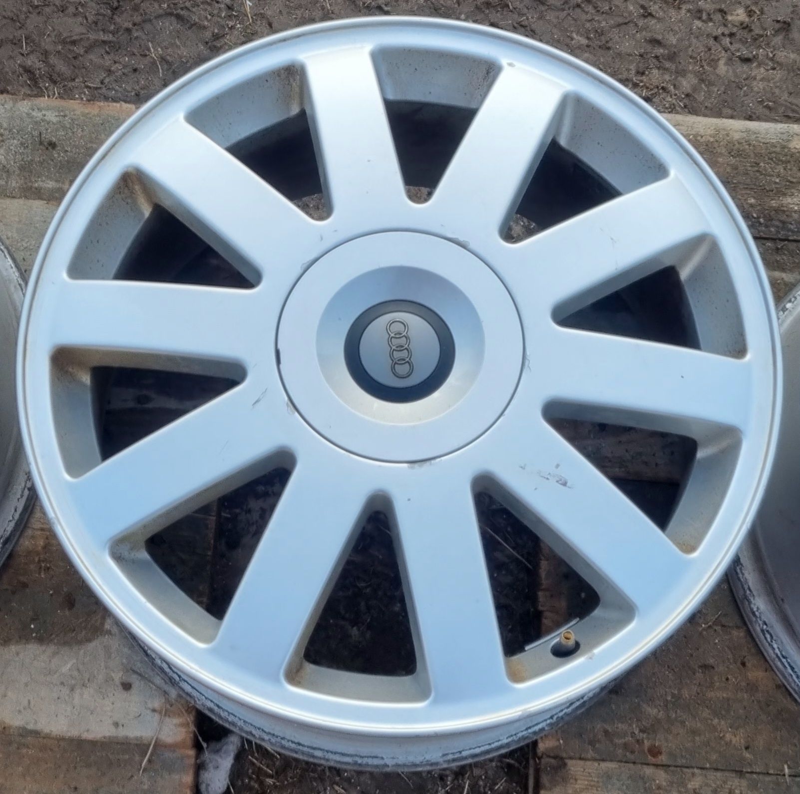 Felgi aluminiowe oryginał Audi 4D0 17" 5x112 et39 7j otwór 57