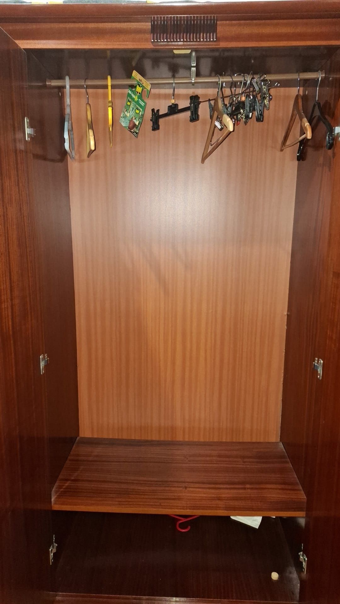 Guardo fatos em madeira com 4 portas