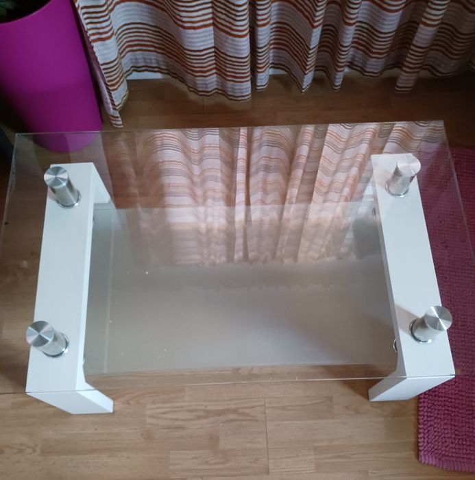 Mesa de centro em vidro e lacada de branco