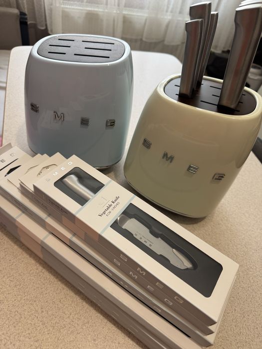 Набір ножів Smeg з підставкою ,6 ножів + підставка