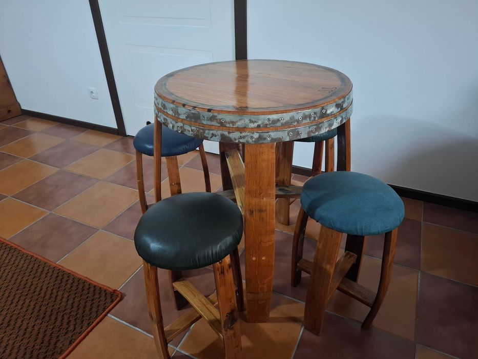 Mesa de Barril de Vinho com Bancos
