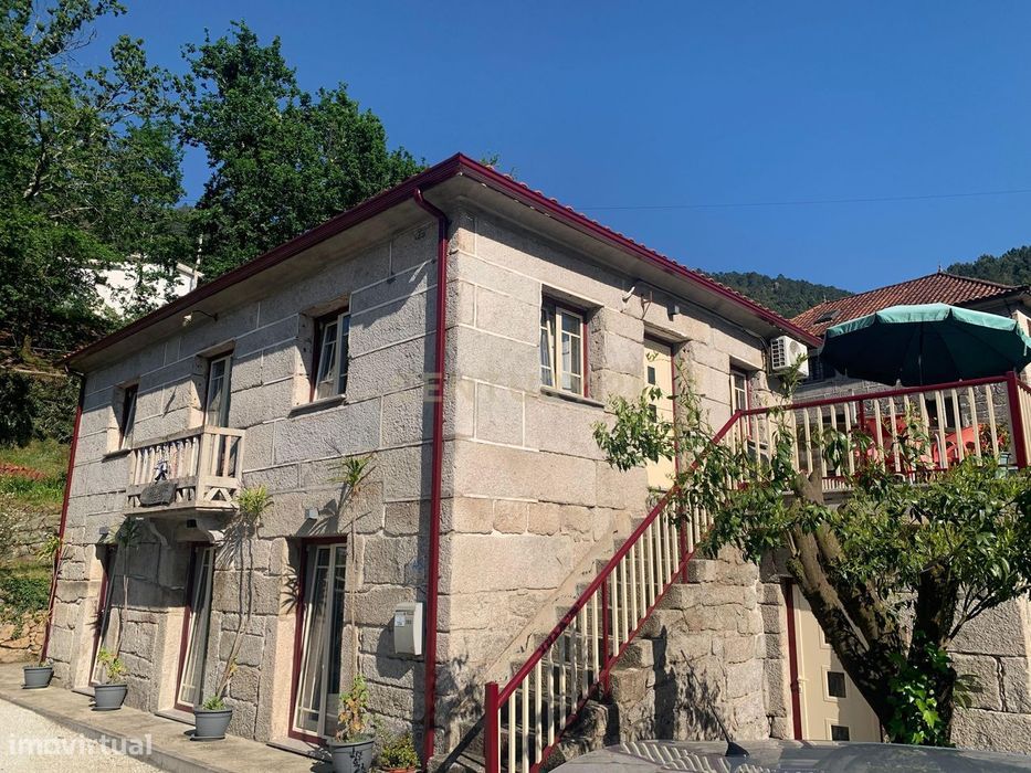 Casa com 3 Apartamentos na Vila do Gerês e 1000 m2 terreno
