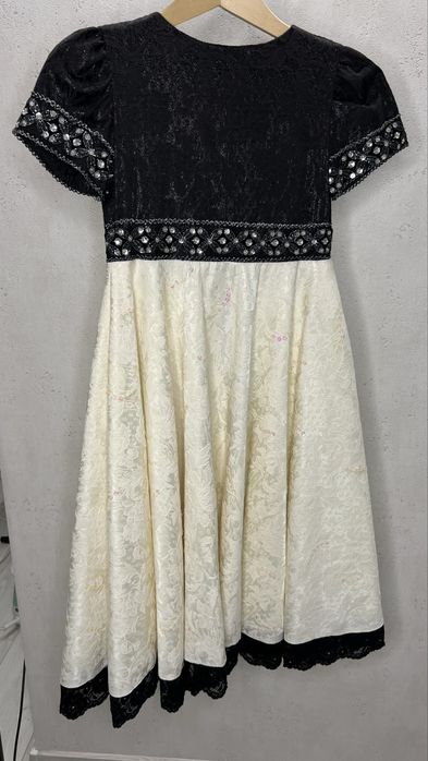 Красиве плаття з жаккарду