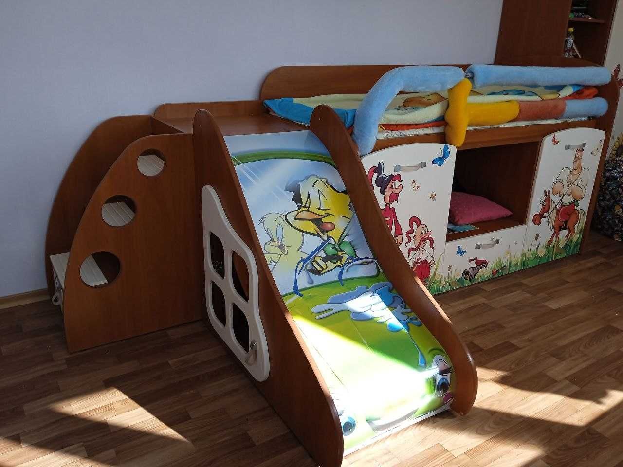 Дитяче ліжко з гіркою, сходами, столом та місцем для зберігання речей