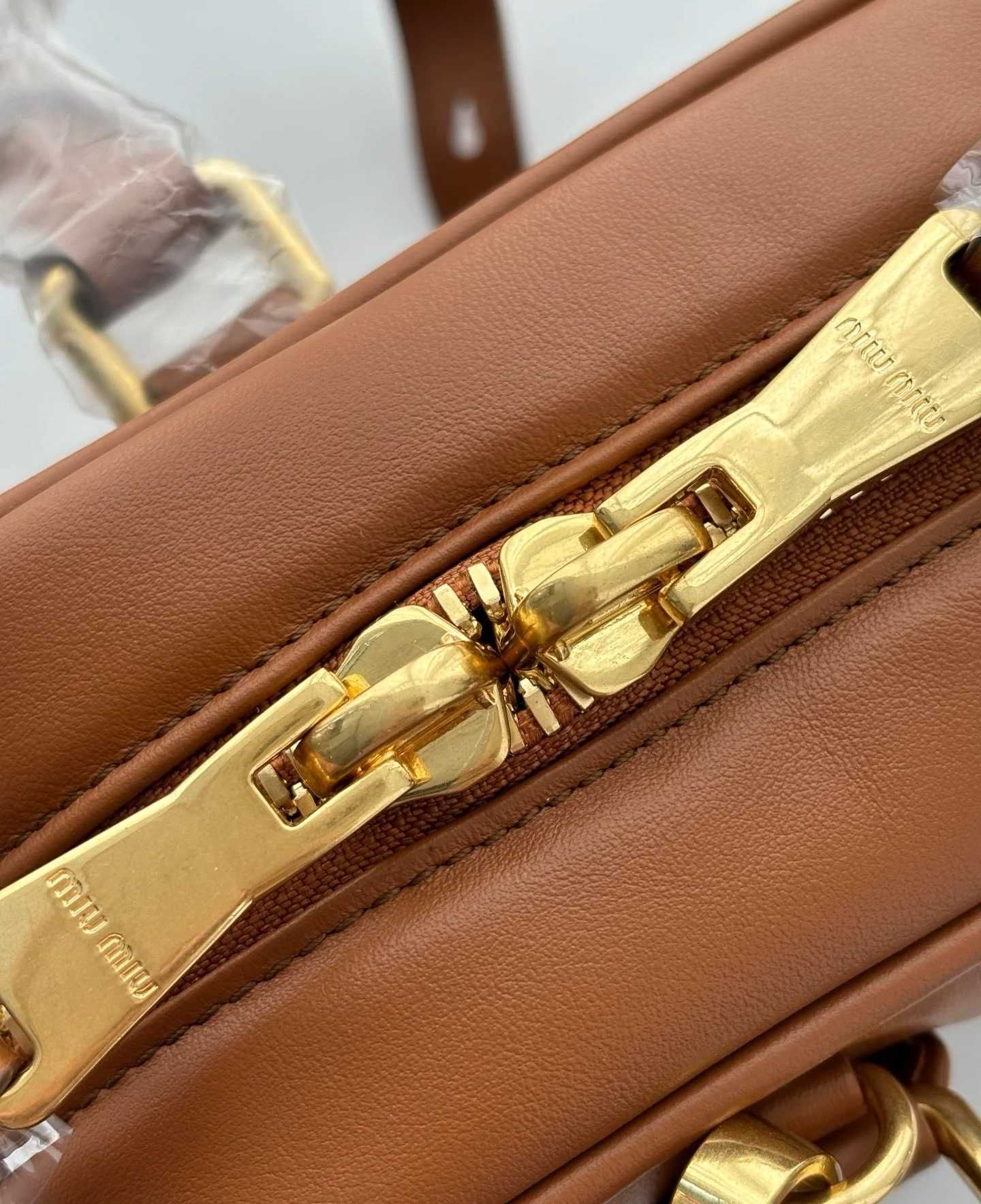 Must-have: Brązowa Torba Miu Miu - Klasyka i Styl