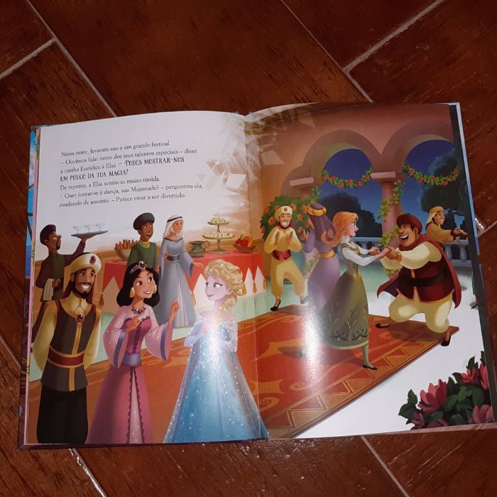 Livro Frozen, praticamente novo.