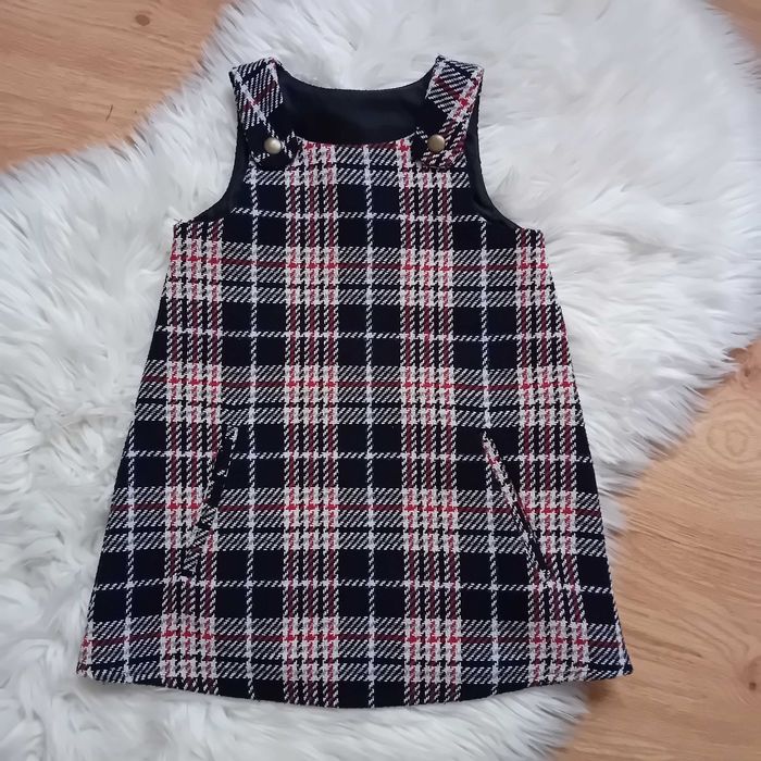 15. Sukienka w kratę granatowo-czerwoną