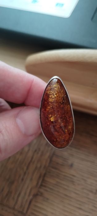 Pierścionek ze srebra z bursztynem