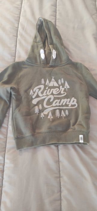 4 camisolas, 2 com capuz e 2 sem capuz