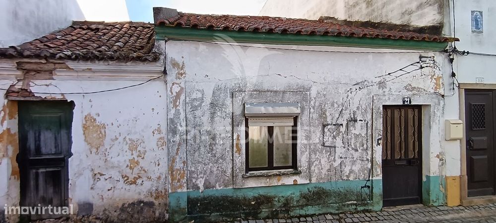 Casa antiga para reconstruir
