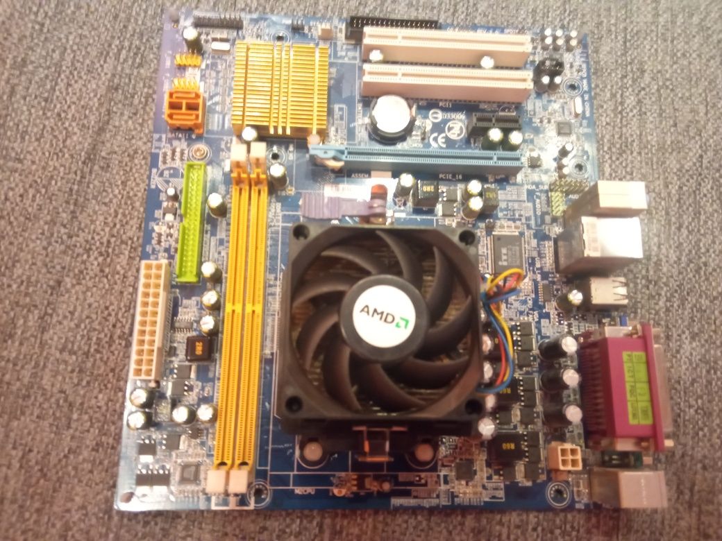 Gigabyte ga-ms61sme-s2 plus AMD phenom 9500 2.2