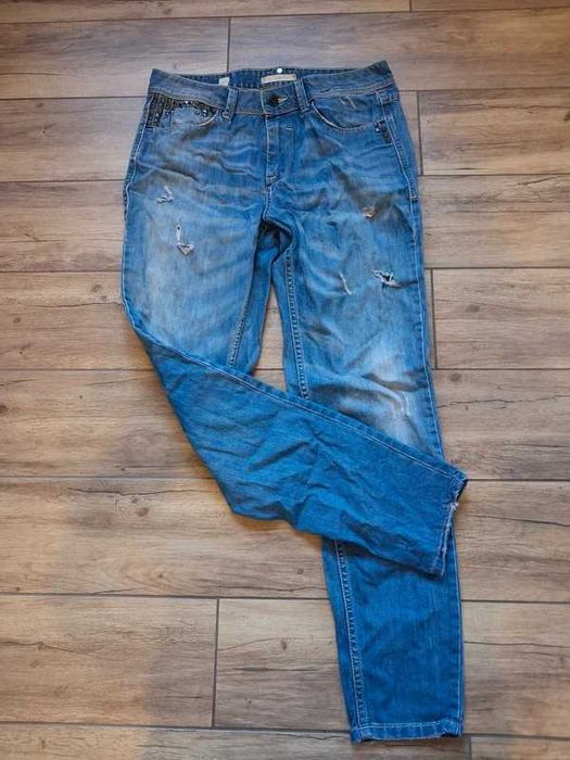 Różowy biustonosz z koronką i zapięciem z przodu