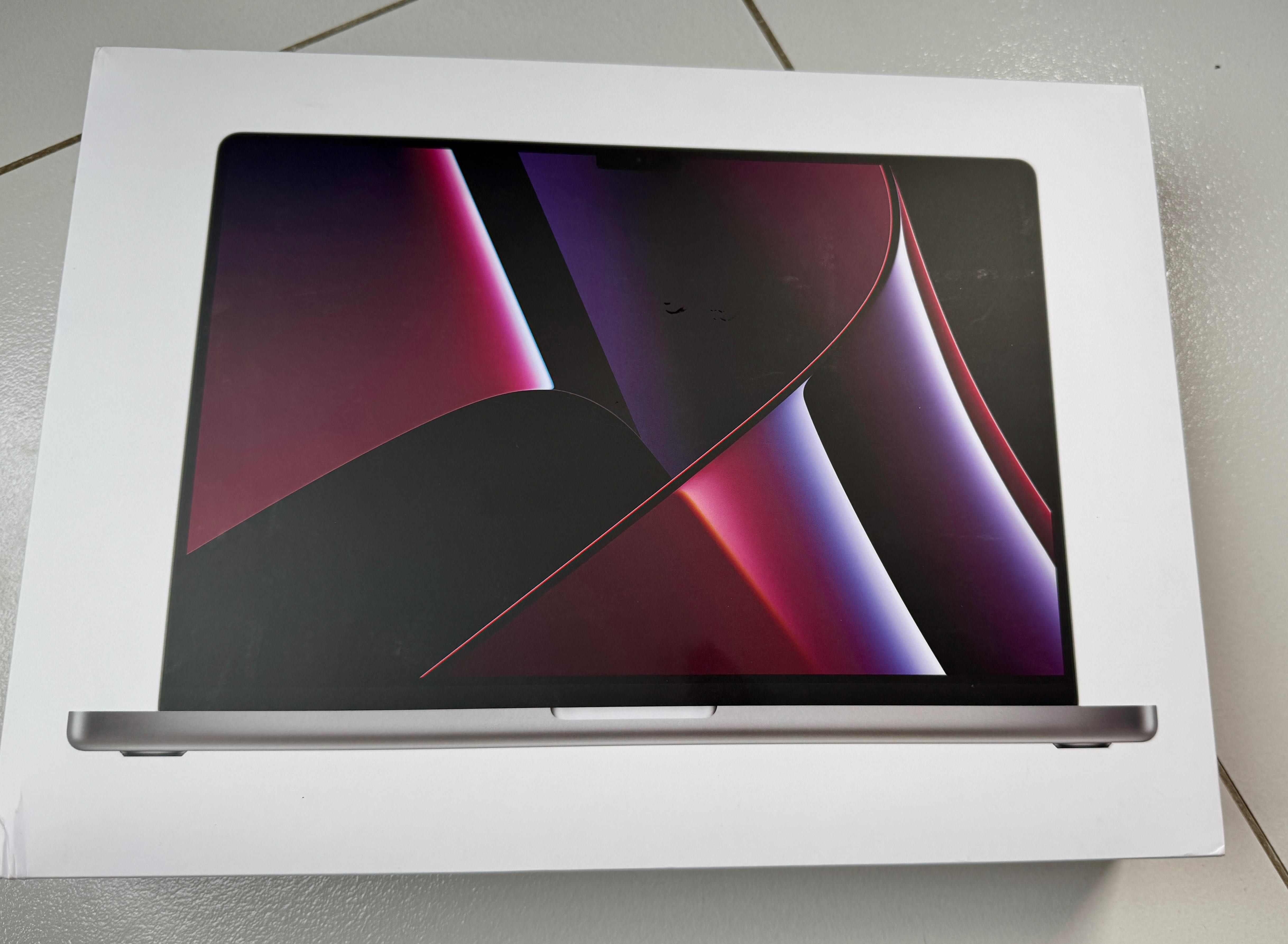 Oryginalne pudełko od Apple MacBook Pro. Wymiary 40 x 29 x 7