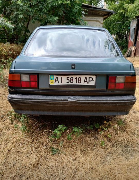 Машина VOLVO 440 робоий стан  мотор зробляний масла небере находу